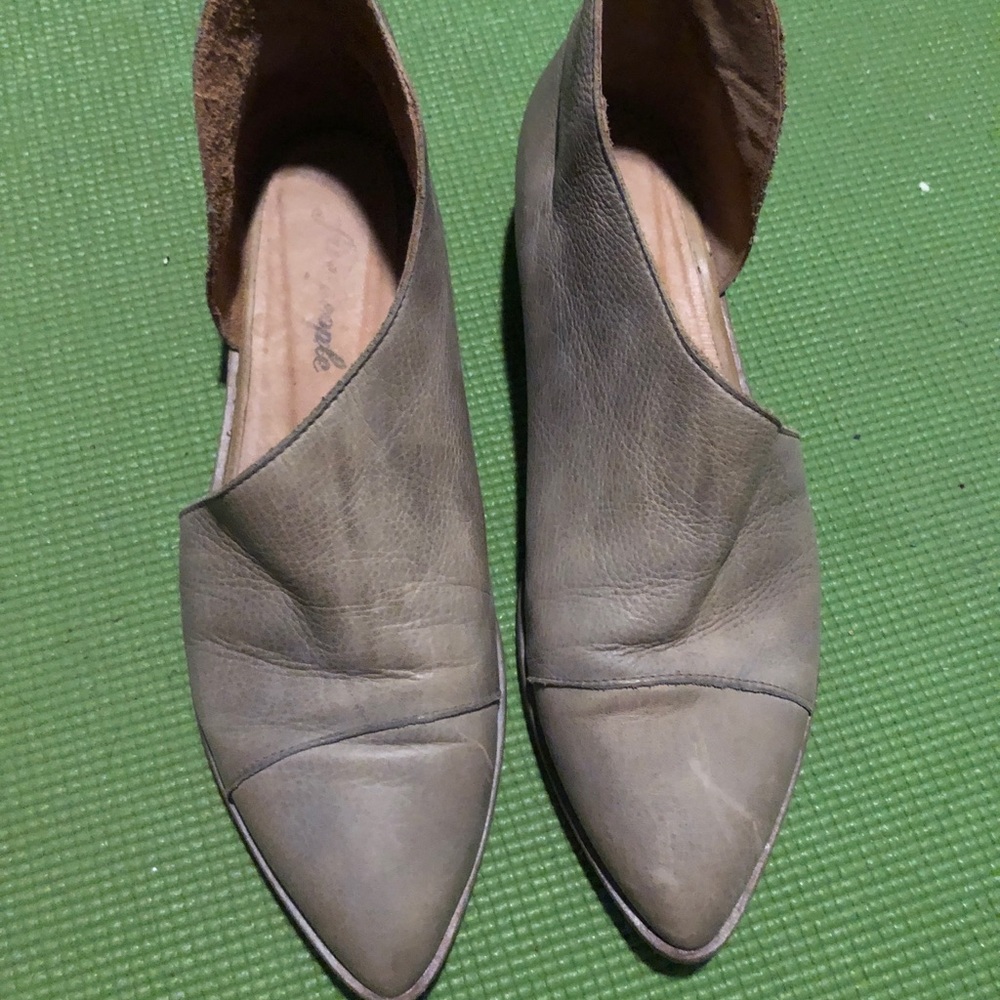 Free People Royale Flat in Grey/Silver - Size 11